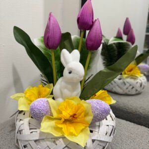 USKRSNA KOŠARA SA TULIPANIMA